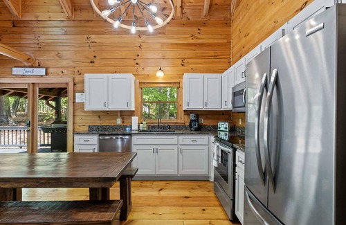 Blue Ridge Cabin | Spacious Log Cabin with Hot Tub & Fire Pit by Lake Blue Ridge 9 Guests