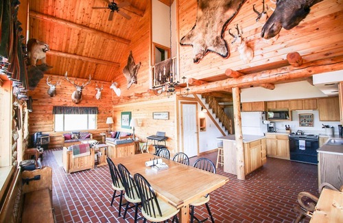 Emigrant House | Spacious Log Home near Yellowstone Park/Gardiner. Sleeps up to 12, deck and view