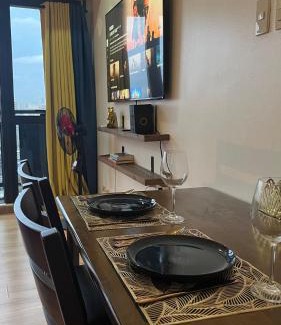 Downtown Apartment | Spacious Luxe Makati Studio Unit w Balcony & Full Window City View, Wifi, Netflix, Sauna & Pool