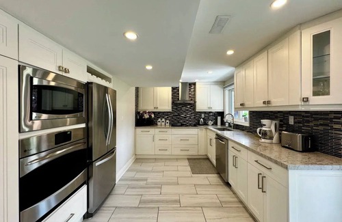 Richmond Hill Apartment | Spacious & Luxurious Richmond Hill "Basement"