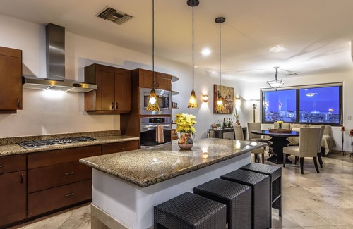 Centro Condo | SPACIOUS LUXURY CONDO - WALK EVERYWHERE - PRIVATE SECURITY!