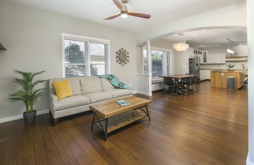Windsor House | Spacious Luxury ~ Downtown Windsor ~ Locust Estates