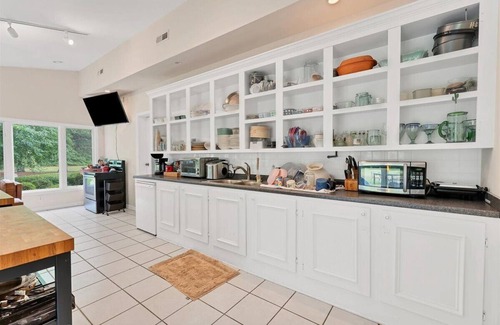 Southern Pines House | Spacious Master Bed & Bath for rent in Southern Pines with WiFi and AC