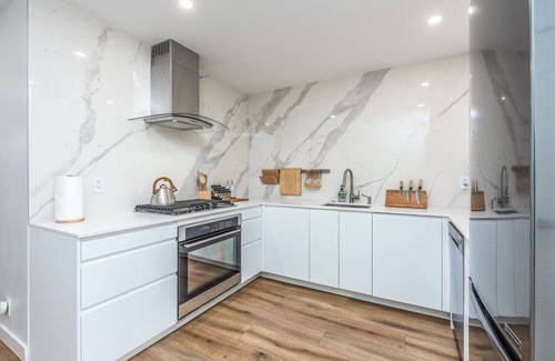 Fairview Apartment | Spacious Mid-Century Three-Bedroom on the Edge of Downtown w/AC!