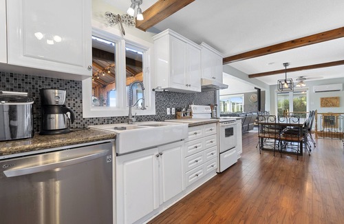 Papineau Regional County Municipality House | Spacious modern waterfront cottage with private beachfront