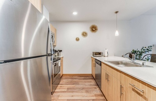 Downtown Apartment | Spacious Modern 1BR 1BA | Downtown Redmond - 2