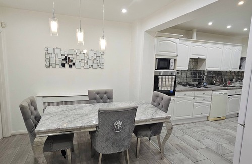 Heath House | Spacious & Modern 2-Bed House in Dagenham