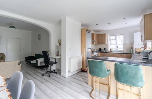 Croham Apartment | Spacious modern apartment in South Croydon