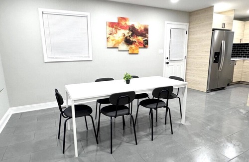 Jamestown House | Spacious Modern Home near Furniture Market