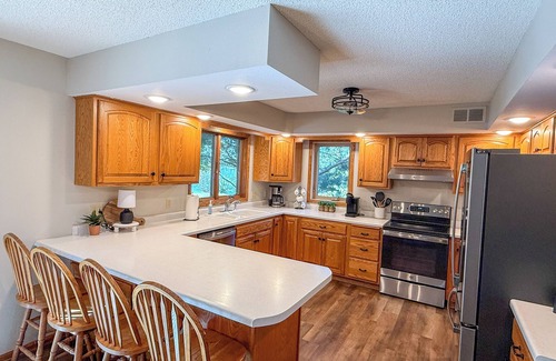 Dassel Cabin | Spacious, modern lake-front vacation home/scrapbooking/quilting retreat