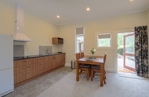 Speargrass Flat Apartment | Spacious, Modern Studio Apartment below Coronet Peak