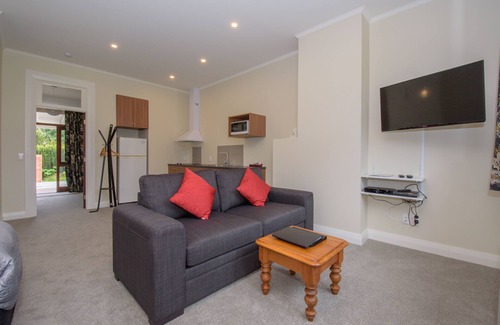 Speargrass Flat Apartment | Spacious, Modern Studio Apartment below Coronet Peak