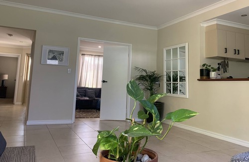 Morley House | Spacious, Modern & Private 3x2, A/C, 15 Mins to City, Airport & Beach