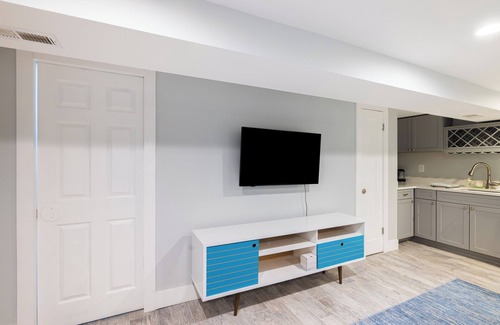 Barney Circle House | Spacious & Modern Suite by Metro in Capitol Hill