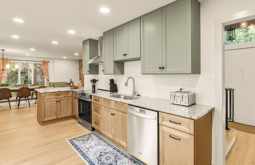 Massanutten House | Spacious & Modern Treehouse Family Retreat - 5 Bd-Game Room-Hot Tub-Fire Pit