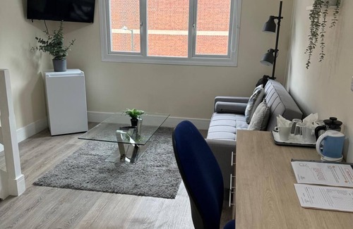 Nottingham Apartment | Spacious Motorpoint studio- centre of nottingham