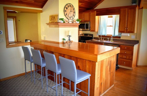 Champion Cabin | Spacious Mountain Lodge~Secluded Escape, Your Base in the Laurel Highlands!