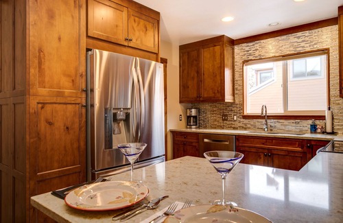 Four O'Clock House | Spacious Mountain Townhouse. Great Location!