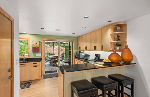 Aspen Condo | Spacious Multi-Level Townhome in Mountain View with Gas Fireplace, Grill, Parking, & Large Patio!