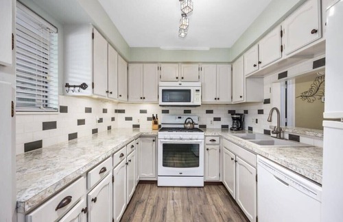 Rockford House | Spacious multi-unit retreat in Rockford