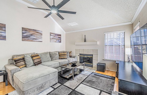 Far North Dallas House | Spacious North Dallas Home with 2 Living Areas – Great for Work and Relaxation