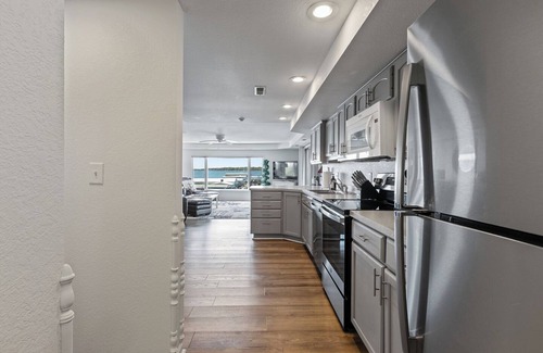 Clear Lake Condo | Spacious North Shore 2 bedroom Lake Condo with a Dock!