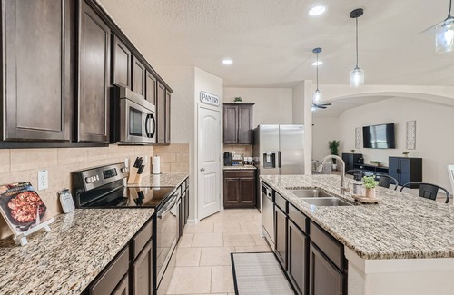 West San Antonio House | Spacious Oasis 5BR/4BA Lackland AFB BMT Riverwalk!