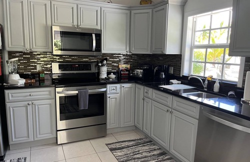 Breakers House | Spacious Oceanfront Cottage w/Huge Screened Porch, Kayaks & Snorkeling Gear!