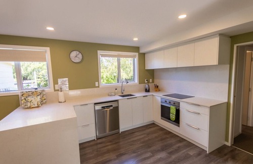 Twizel House | Spacious on Simons Street, Twizel - FREE WIFI