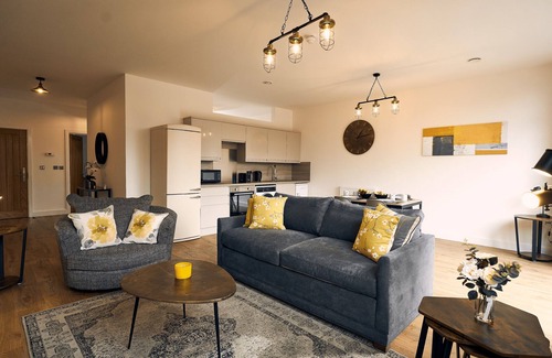 Hungerford Apartment | Spacious One Bedroom Apartment with Terraced Patio