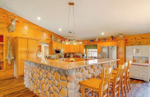 Leasburg Cottage | Spacious Ozarks Family Home - Private Pool & Grill