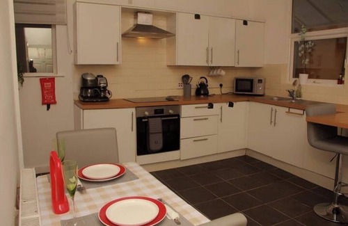 Leigh House | Spacious Pad- Close to sports village