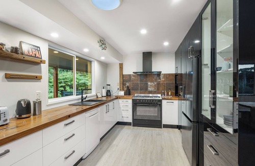 Haruru House | Spacious Paihia Dark Sky Retreat with Spa Pool and Fireplace