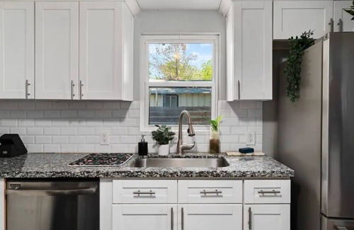 Dunbar House | Spacious Patio + Close to The Square + Pet Friendly + Full Kitchen