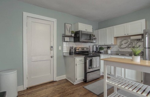 Country Club Plaza Area Apartment | Spacious Plaza Stay: 1bd/1ba