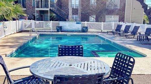 South Side Apartment | Spacious Poolside Oasis with Easy Access & Parking