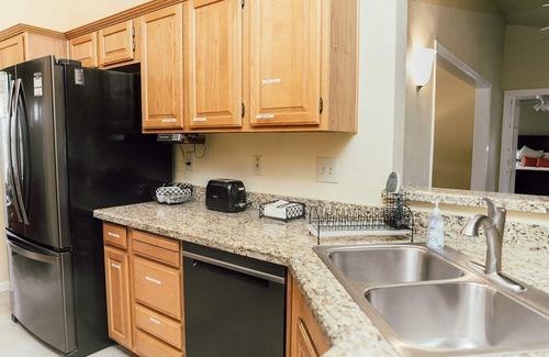 Phoenix House | Spacious Rambler l Quiet Golf Community l Near Sports Arenas