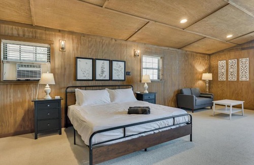 Weston House | Spacious Ranch Style Home w Cinema Room
