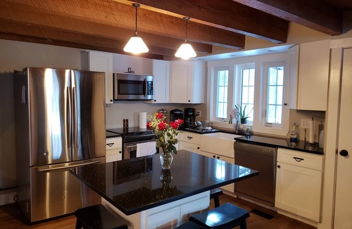 Saxton House | Spacious! Recent Remodel! 6 Min. to Raystown Lake! Linens&Towels provided!