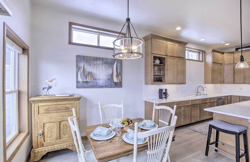 Pipe House | Spacious Recently Built Home < 1 Mi to Lake!