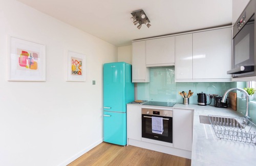 St Luke's Apartment | Spacious, Renovated 3BD Apartment in Old Street