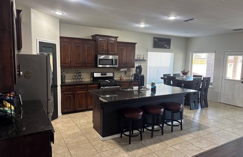 Denton House | ✨ Spacious Retreat with Outdoor Movie Nights & Fire Pits! ✨