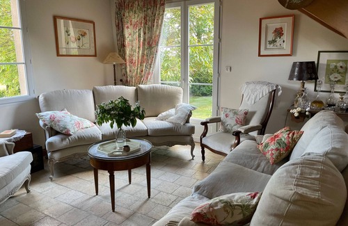 Montreuil-le-Henri Bed & Breakfast | Spacious room with pool and private parking