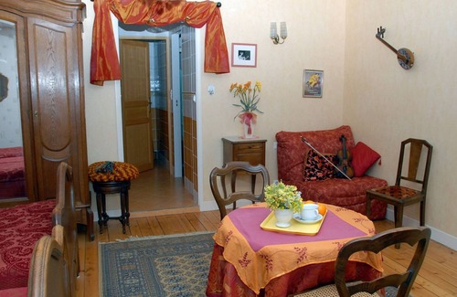 Watronville Bed & Breakfast | Spacious rooms with en-suite, fireplace lounge, relaxing garden - Lorraine