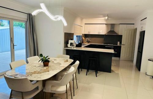 Gwelup House | Spacious Stay near Karrinyup