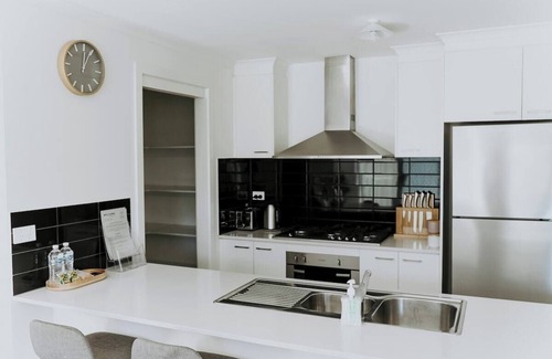 Bendigo House | Spacious Stay On Shamrock, Bendigo