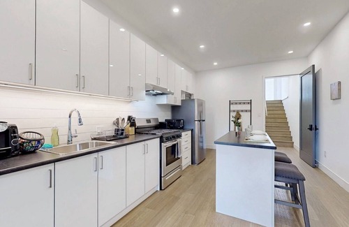 Etobicoke Apartment | Spacious studio 15min to city center & Airport (FREE PARKING)