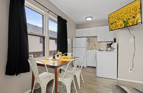 Aurora Apartment | Spacious Studio Apt/Sleeps 2/Extendedstays/Work or Vacation/FREE Wifi & Parking