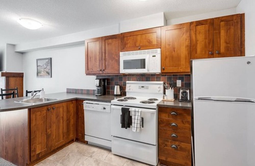 East Kootenay Condo | SPACIOUS Studio | Ski In/Out | Pool & Hot Tubs | In the Heart of PANORAMA RESORT