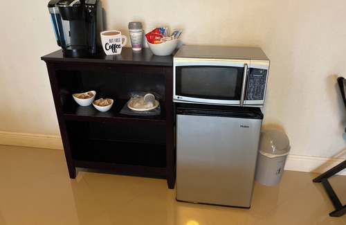 Pembroke Pines Cabin | Spacious Studio with King Bed Private entrance in pleasant Pembroke Pines